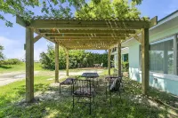 Charming Waterfront 3 Bedroom Cabin by Redawning Hotels in Norfolk