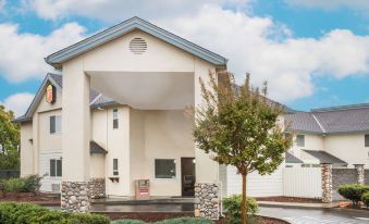 Super 8 by Wyndham Cloverdale Wine Country