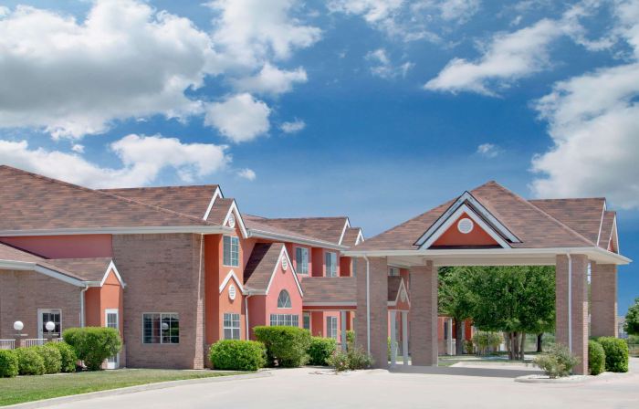 Longhorn Inn & Suites