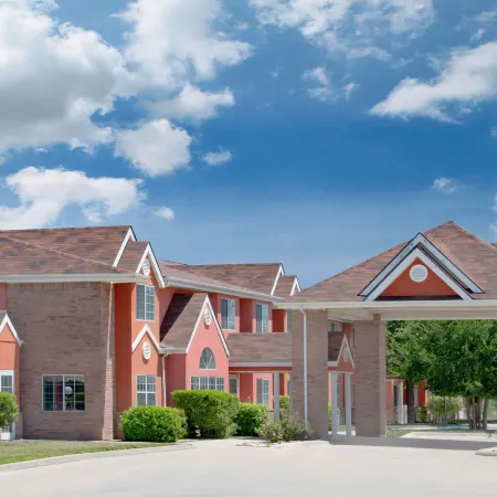 Longhorn Inn & Suites