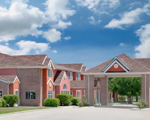 Longhorn Inn & Suites Hotels near Austin Park