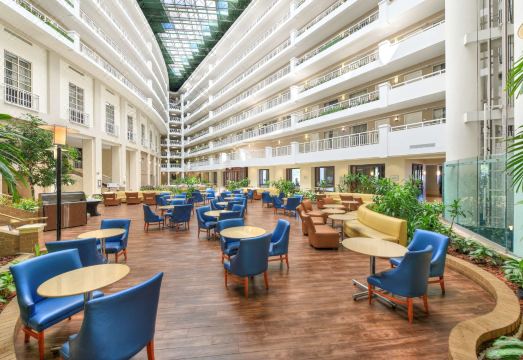 3. 엠버시 스위트 ..