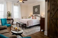 Magnolia Manor and Chapel Hotels in Humboldt
