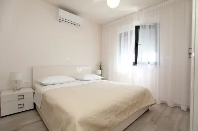 Apartments Villa Aquamarie فنادق في Okrug Gornji