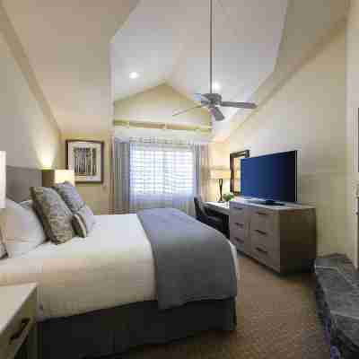 Pelican Inn & Suites Rooms