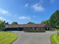 Whitmoor Farm Hotels near Horsell common car park