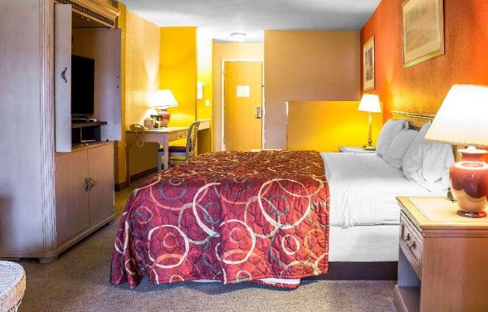 Econo Lodge Inn & Suites