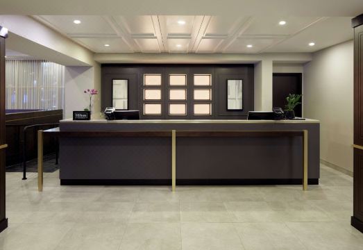 더블트리 몬트리올 에어포트 외관 및 셔틀버스