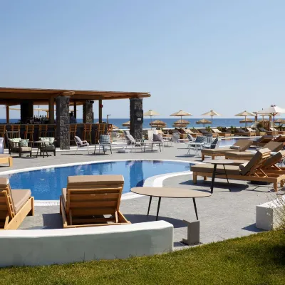 Sea Breeze Santorini Beach Resort, Curio Collection by Hilton Hotel berhampiran Pantai Vlychada