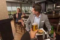 Hotel Clique Calgary Airport - bar