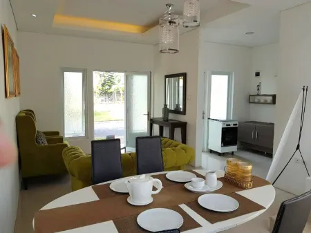 Royal Guest House Tasikmalaya Отели в г. Tawang