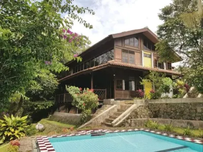 Exotic Wooden Villa Adithree at Cisarua Puncak Hotell i Leuwimalang