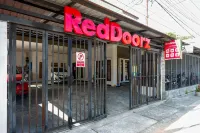 RedDoorz @ Kratonan Solo Hotel dekat Institut Islam Mamba'ul 'Ulum Surakarta