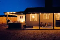 Live Centered W/ Hot Tub, Fire Pit in Joshua Tree 2 Bedroom Home by RedAwning Hoteles en Joshua Tree