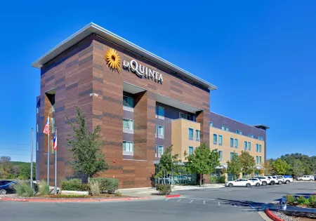 La Quinta Inn & Suites by Wyndham Lakeway Отели рядом с достопримечательностью «High 5»