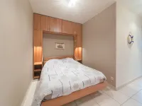 Zeeflat with Parking and Shared Pool