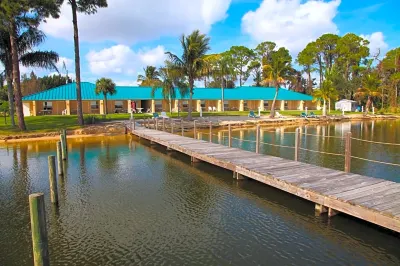 Lake Grassy Inn & Suites Hotel di Highlands County