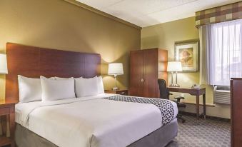 La Quinta Inn & Suites by Wyndham Cleveland Airport West