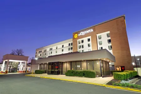 La Quinta Inn & Suites by Wyndham DC Metro Capital Beltway Отели в г. Пеппер Милл Виллидж