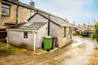 Cottage Hide-Out Hotels in Lepton