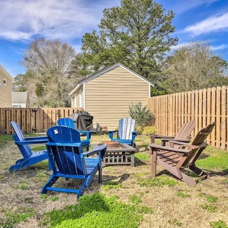 New Bern Retreat w/ Fire Pit ~ 1 Mi to Dtwn!