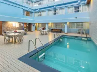 Comfort Inn & Suites Hotels near Strathcona