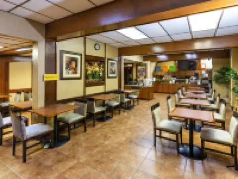 Comfort Inn & Suites โรงแรมในเอ็ดมอนตัน