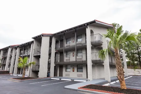 Bhagat Hotels Stone Mountain Atlanta BW Signature Collection Отели рядом с достопримечательностью «Stone Mountain Covered Bridge»