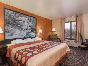 Super 8 by Wyndham Germantown/Milwaukee