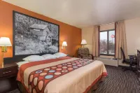 Super 8 by Wyndham Germantown/Milwaukee Hotels in Menomonee Falls