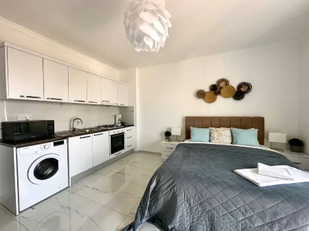 Long Beach Studio with Sea View