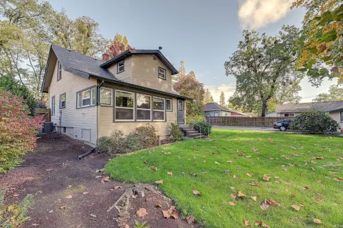 로그 강 접근지까지 약 9마일 떨어진 아늑한 그랜츠 패스 집