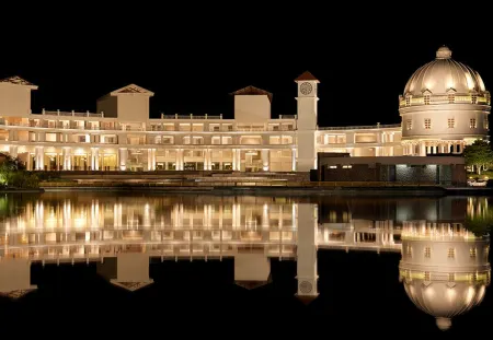 Amanora the Fern Hotels & Club Отели рядом с достопримечательностью «ИСККОН НВКК Пуна»