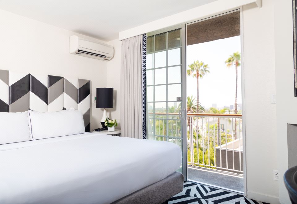 [체임벌린 웨스트 할리우드의 아름다운 옥상 수영장]