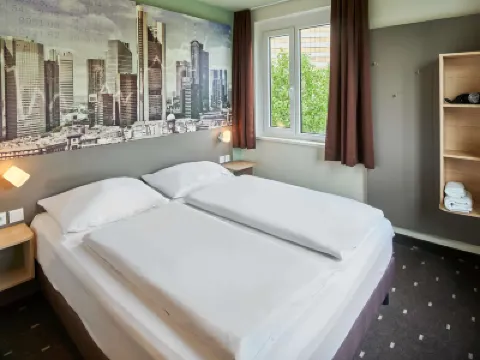 B&B HOTEL Frankfurt-West Hotels in der Nähe von IGMG Ehl-i Sünnet Moschee