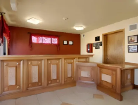 Econo Lodge Inn & Suites