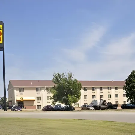 Super 8 by Wyndham Lincoln West