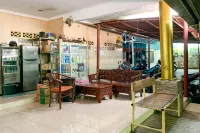 Penginapan Losmen Ayu Pamanukan RedPartner Hotels in Pamanukan