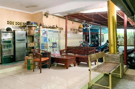 Penginapan Losmen Ayu Pamanukan RedPartner Отели в г. Subang Regency