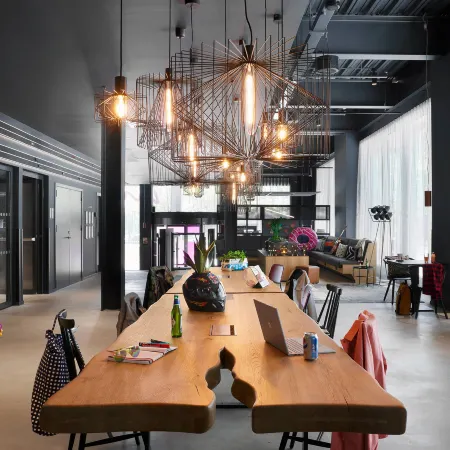 Moxy Milton Keynes Отели рядом с достопримечательностью «Железнодорожный вокзал Блетчли»