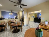 Days Inn & Suites by Wyndham Augusta Near Fort Eisenhower - Parkplatz
