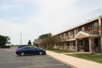 AmericInn by Wyndham Elkhorn Near Lake Geneva - parking