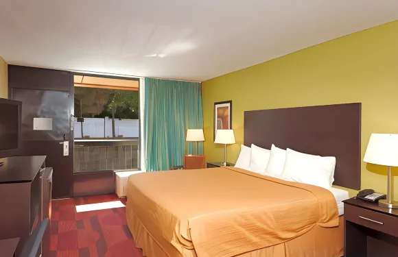 品質酒店及套房海灣微風海灣旁靠近彭薩科拉海灘