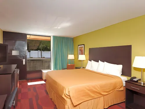 Quality Inn & Suites Gulf Breeze Bayside Near Pensacola Beach Hotels in Gulf Breeze