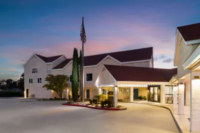 Hotel Manteo, Trademark Collection by Wyndham Hotel dekat Public Beach Access