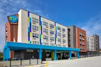 Tru by Hilton Manchester Downtown - parking