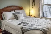 Cute Poolside Branson Condo! Minutes to Silver Dollar City - Golf Course Views