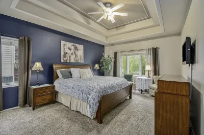 Large Cozy Retreat in West Omaha, Family Friendly with Game Rec Room!