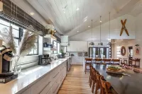 Spectacular 7 Bd - Hot Tub!