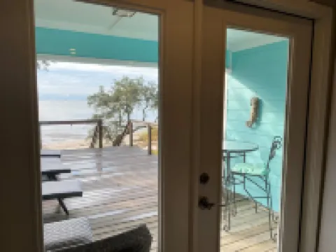 1 ACRE PRIVATE BEACH & PIER, FAMILY & PET FRIENDLY HOME